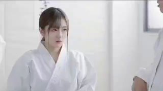 被两个男人吃奶三P操98年黄头发妹妹